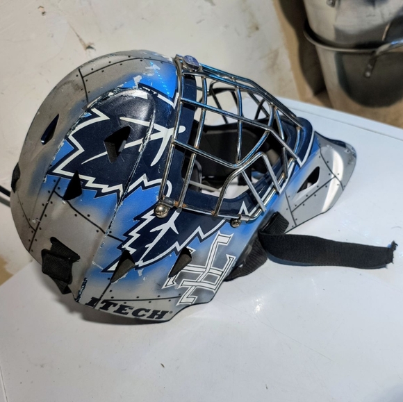 Toronto Maple Leafs goalie mask - Picture 3 of 4